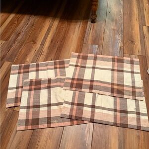 Set of 4 placemats, does have some staining haven’t tried to get it out though